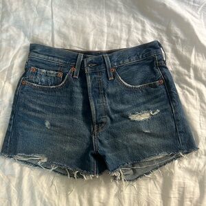 (Like new) Levi’s 501 blue denim shorts